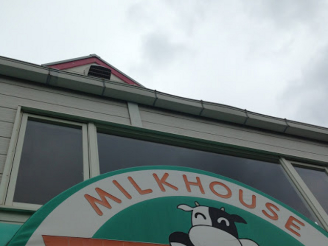 可愛い牛の看板_飯田牧場アイスミルク・ショップ