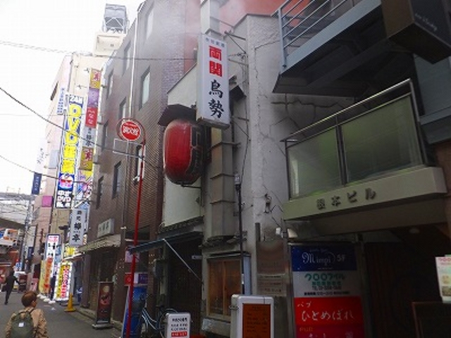 提灯が目立つ外観_やきとり 鳥勢