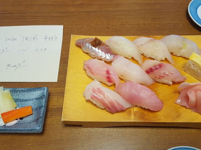 手書きの魚名があるのでわかりやすかったです_こうげん寿し