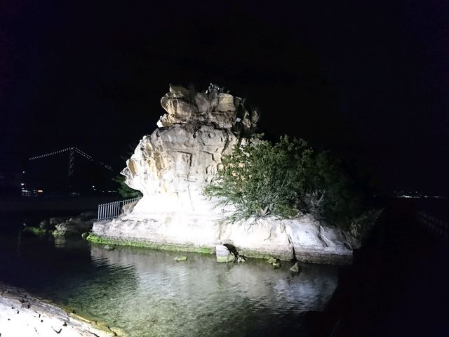 隣にあるのが絵島!ライトアップされてました!〓_ステーキハウス源平