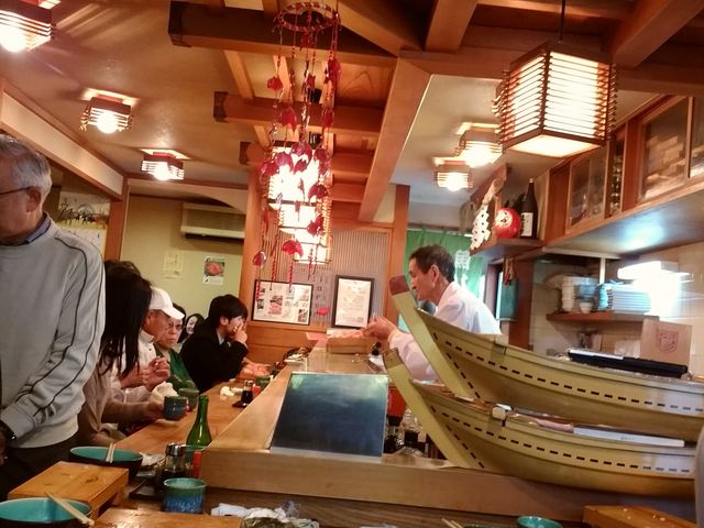 賑わう店内。_寿司屋 魚八