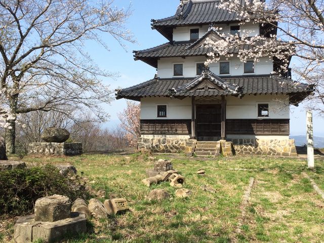 地震に勝った天守と満開の桜_羽衣石城