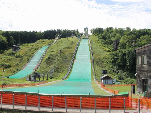 温泉施設近くのジャンプ場_なよろ温泉 サンピラー