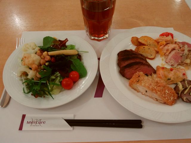 さらだ。ビーフタリアータ・チキンカツ・三元豚のロースト。_レストラン セイシェル