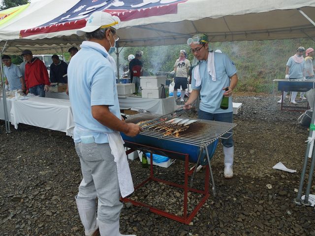 美味しい煙がさそうサンマの炭焼き_日本一の芋煮会フェスティバル