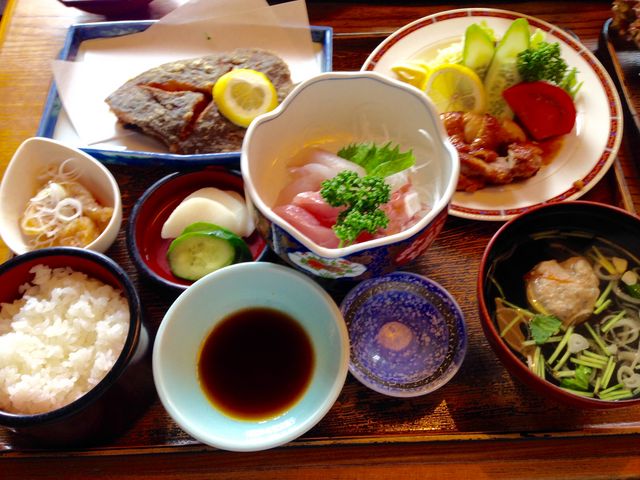 ボリュームのあるおまかせ定食がおすすめです。_ござる