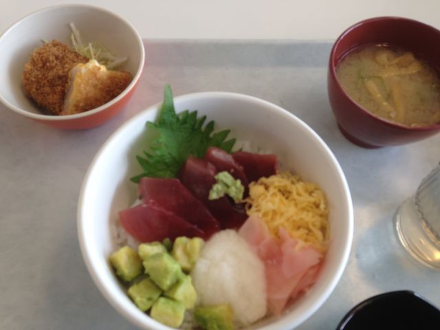 アボガド丼です_青梅市役所食堂