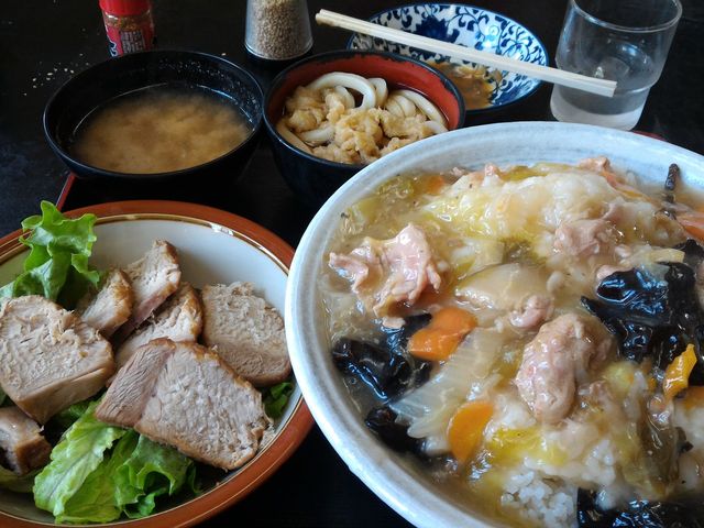 平日のランチ
中華丼はこれで普通盛りです_古都