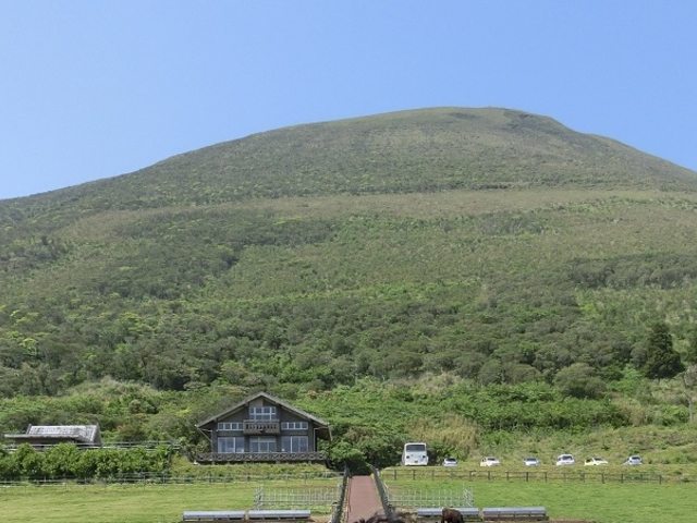 見上げると富士山頂が
目の前に迫ります。_八丈富士