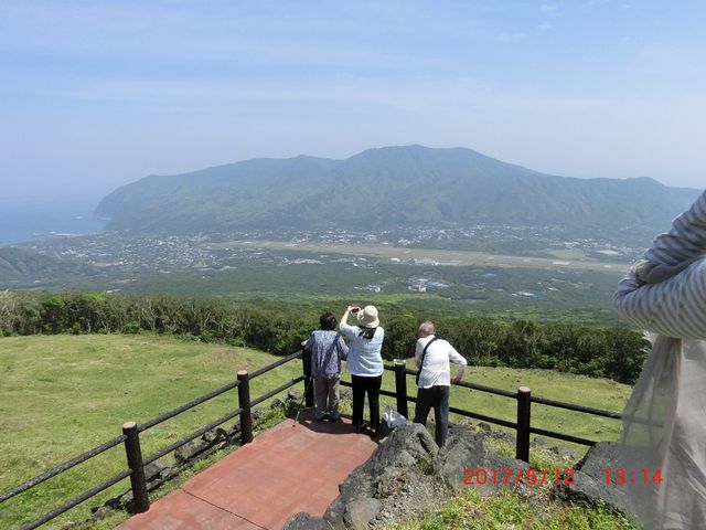 目の前には標高700mの三原山_八丈富士
