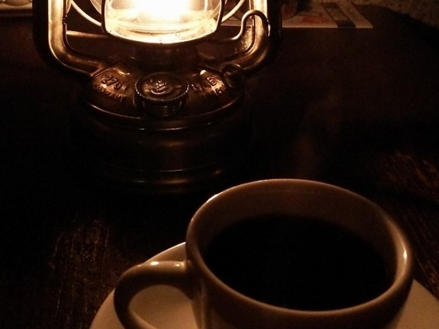 青空の下、ランプと一杯のコーヒー
この開放感、クセになります_カフェ アラジン