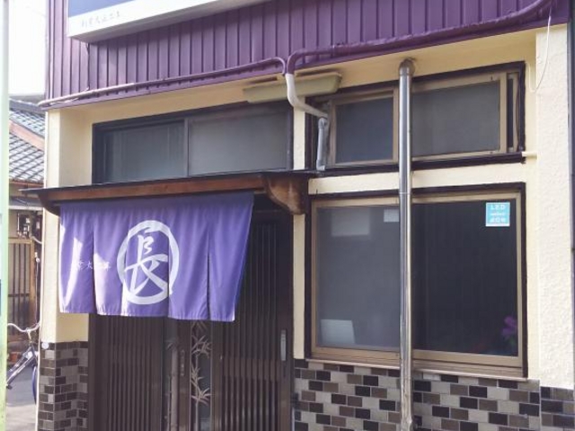 この間口で駐車場40台ですよ_長命うどん本店