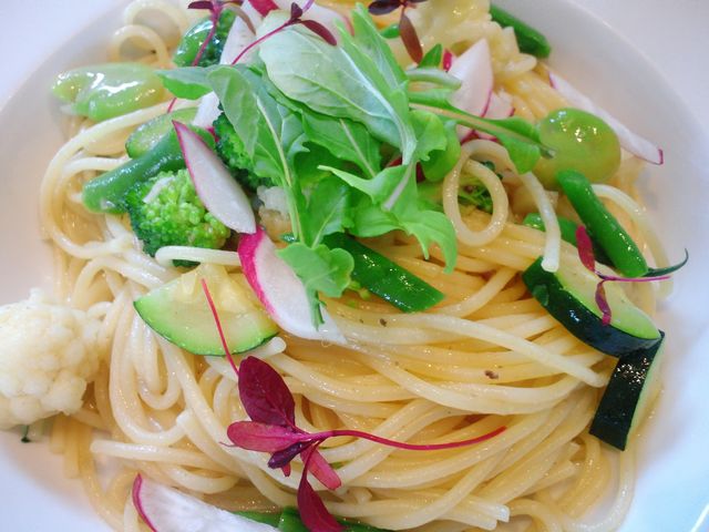 ランチのパスタは新鮮なお野菜たっぷりです。ランチは1000円くらい。_ピアットジョルニ