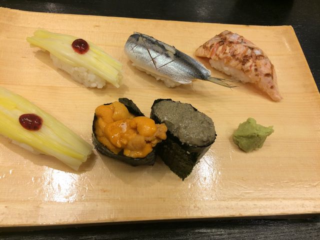 黄ニラ、ママカリ、炙りサーモン、ウニ、カニミソ_吾妻寿司岡山駅店