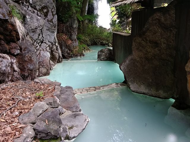 とても冷たい露天風呂!滝が見えます。_赤川荘