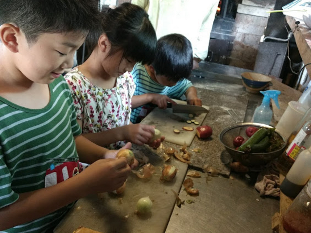 収穫した野菜を切ってます。アンデスレッド・ズッキーニに玉ねぎ★_米市農園