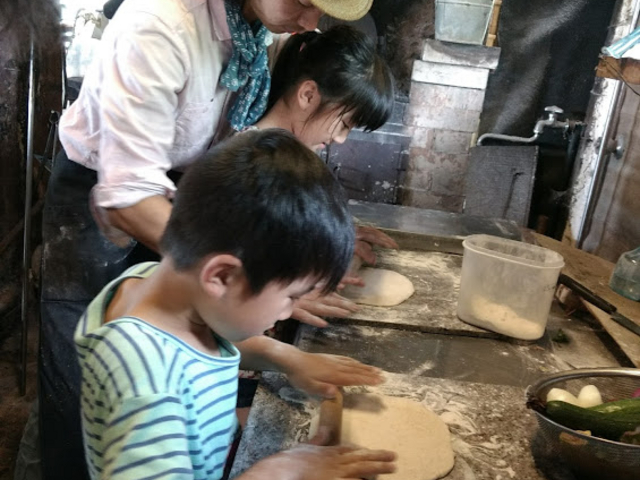 ピザ生地を伸ばして伸ばして(^^♪_米市農園