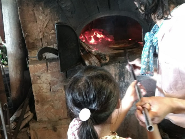 石窯でピザ焼き体験。気分はピザ職人(笑)_米市農園