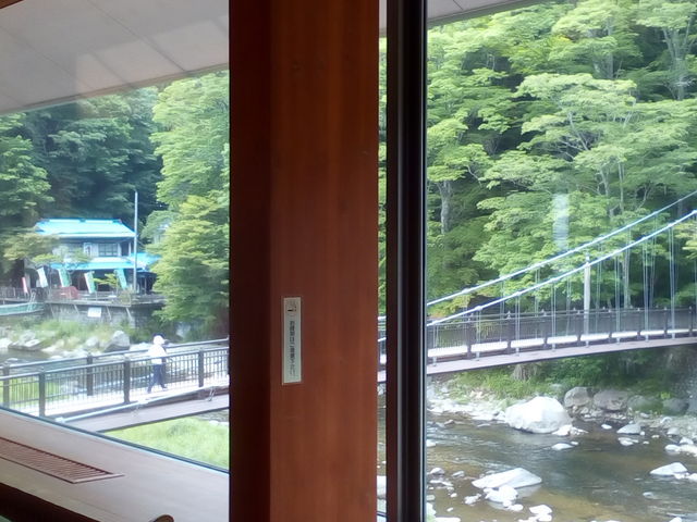 つり橋の向こうに足湯_カフェレストラン 洋燈(ランプ)