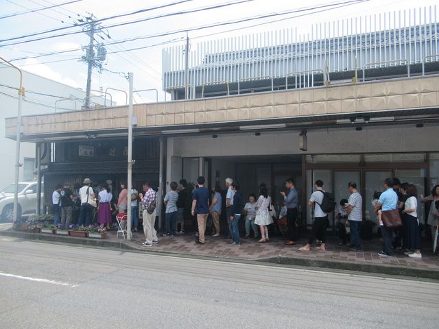 開店前の長蛇の列_辻屋