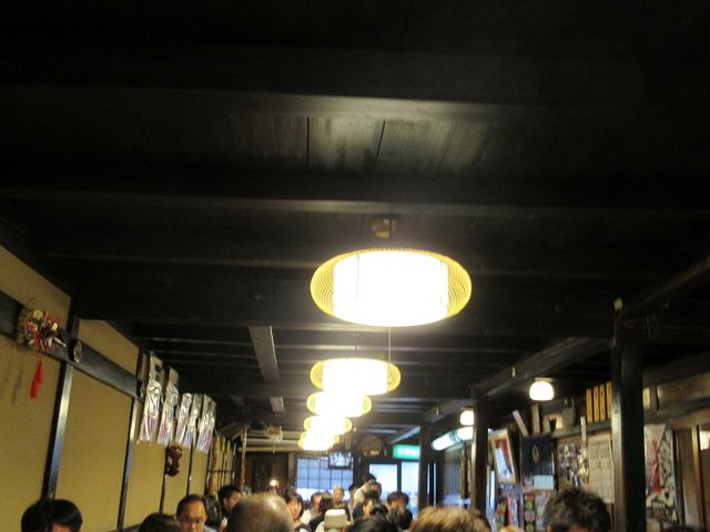 超満員の古民家風店内_辻屋