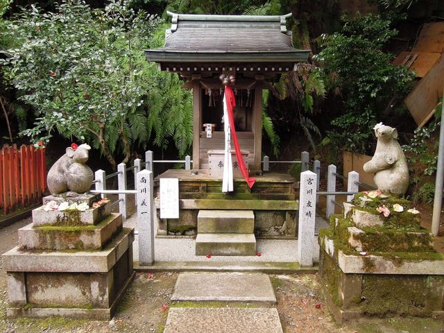 末社にはユニークな狛が_大豊神社