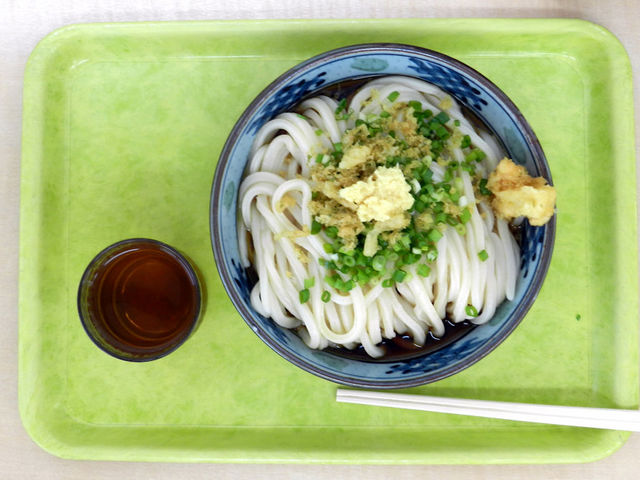 売店の讃岐うどん「ぶっかけ」_津田の松原