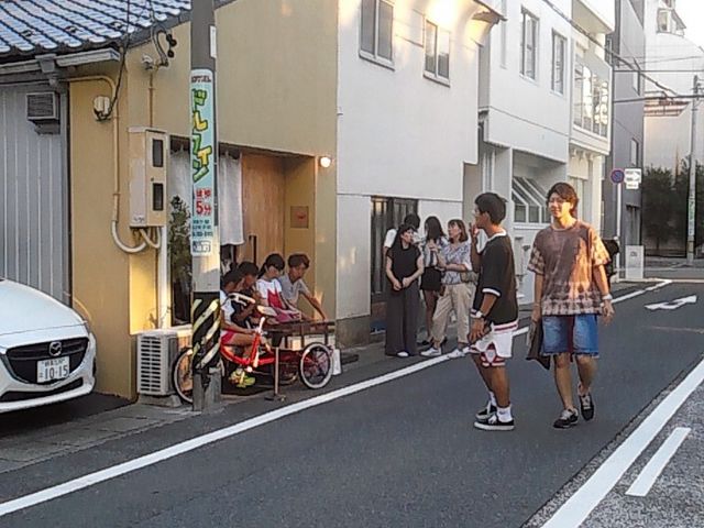 5時半過ぎの店前_茶屋 赤鰐