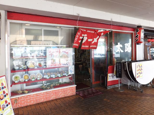 春から夏にかけて、店先の柱にたくさんのツバメが営巣しています_太陽