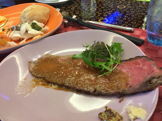ローストビーフ、奥には魚料理_シェラトン・グランデ・トーキョーベイ・ホテル グランカフェ