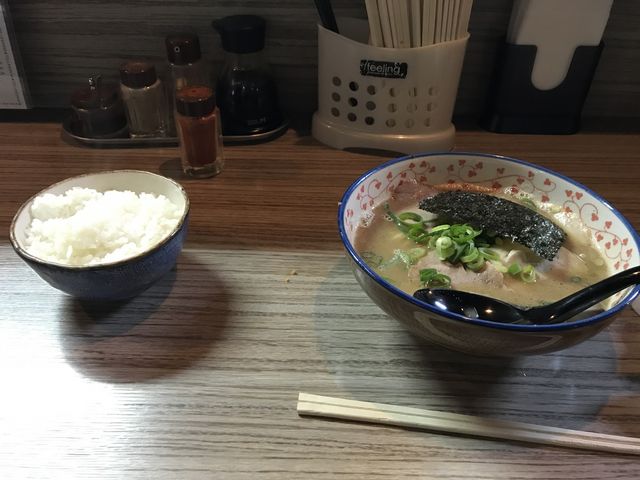 ラーメンとごはん_麺や 輝の穴