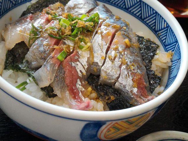 新鮮なアジは色も食感も大違い_田中屋