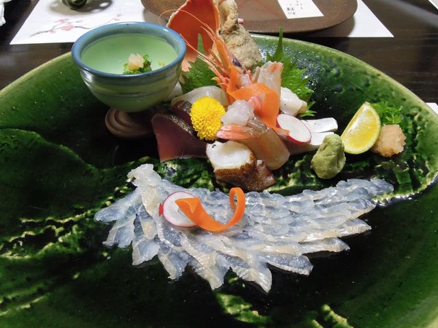 織部器に造りがよく映える_郷土味 かけはし