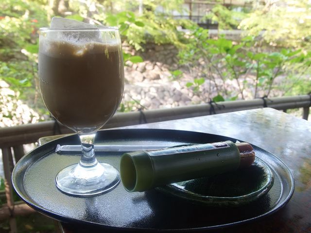 ほうじ茶ラテと水ようかん_竹の里 水ぐち