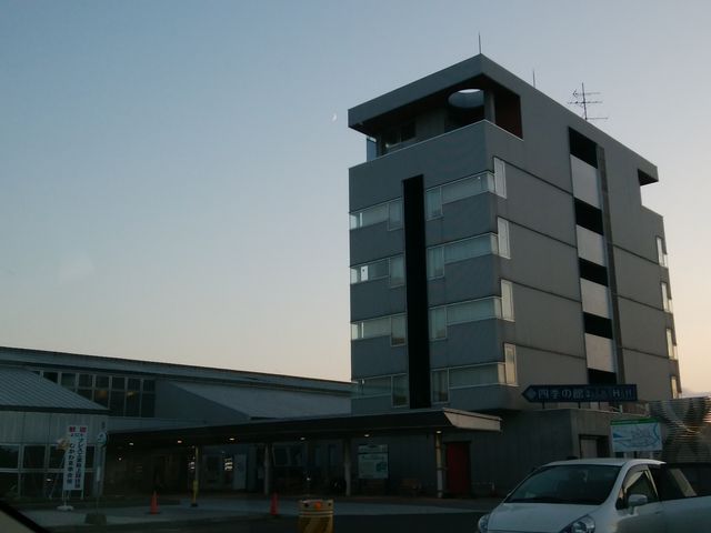 大きな建物、ここはホテル部分のようです_道の駅 むかわ四季の館