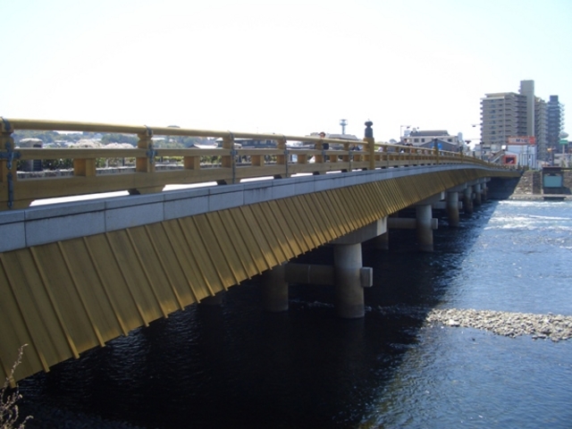 現在の橋は1996年に架け替え。_宇治橋