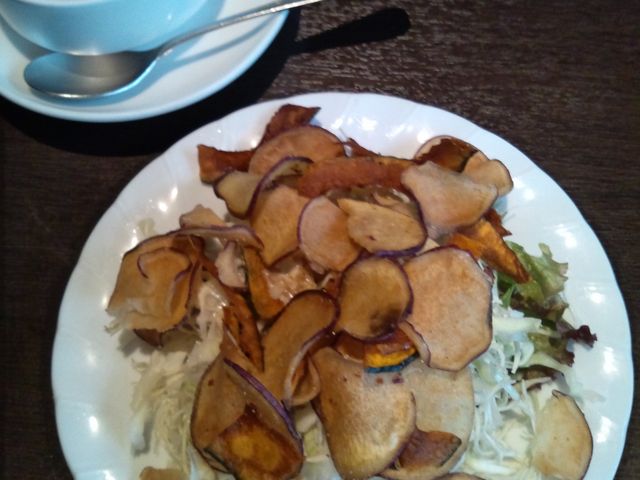 パスタランチに付いているサラダとスープ_こだわり厨房 てんてけ