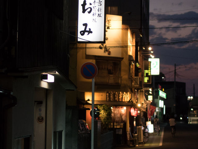 店頭(夜)_おみ
