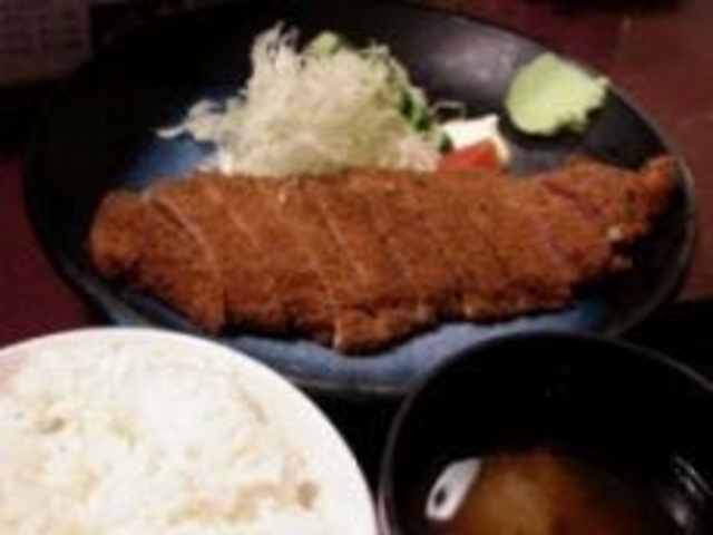 中は綺麗なピンク色_牛かつ おか田