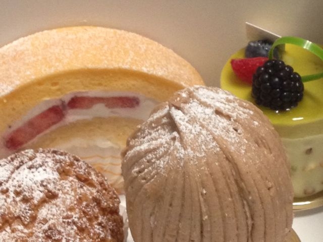 ピスタチオムース、ロールケーキ、シュークリーム、モンブラン_a tes souhaits(アテスウェイ)