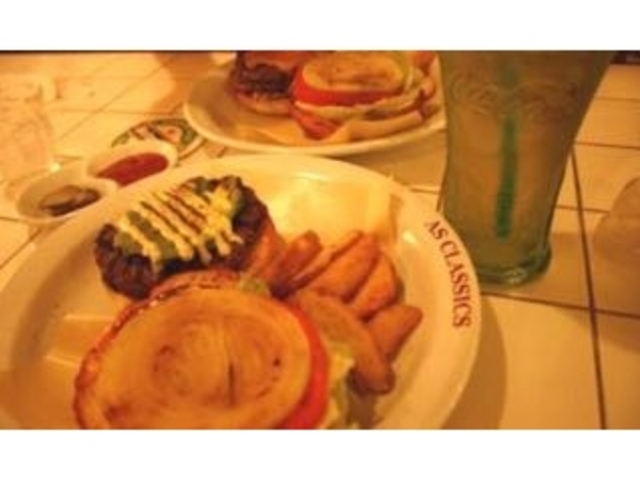 かぶりつく瞬間幸せな気持ちになります_AS CLASSICS DINER 駒沢店