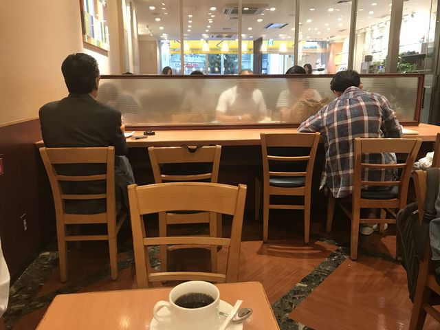 喫煙席から_ドトールコーヒーショップ東梅田店