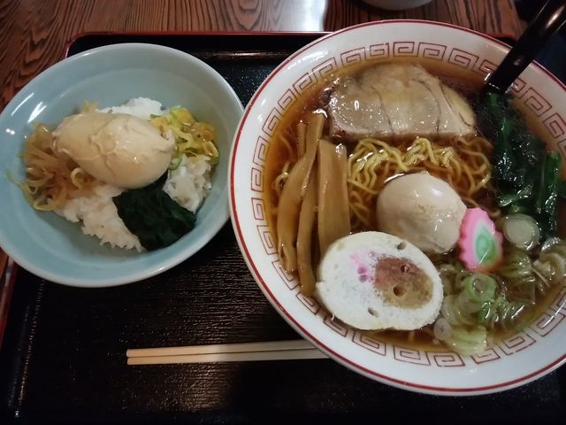 たまごごはんと小鳩ラーメンがセットになった定食_おとん食堂