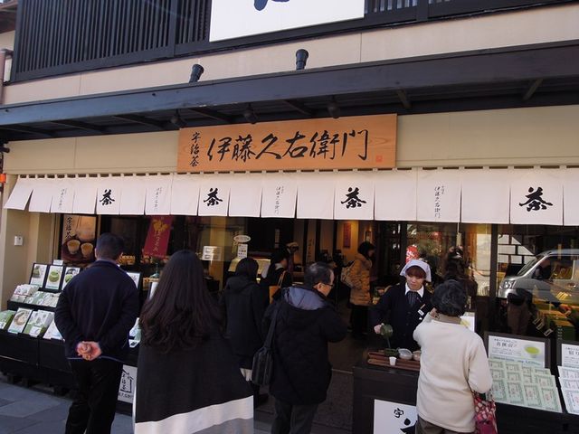 参道でも人だかりが目立つほど_伊藤久右衛門 宇治本店