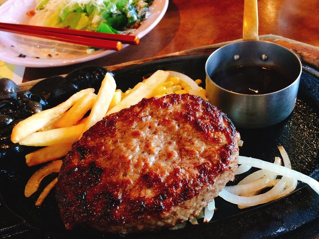 あらびきハンバーグにサラダバー_ブロンコビリー東海店