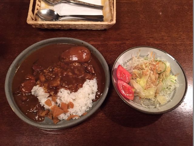 これがりんごカレー。サラダ付きです。_林檎と葡萄の樹
