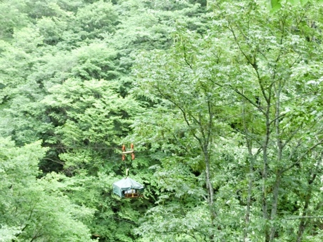 荷物はリフトで運搬_大平温泉 滝見屋