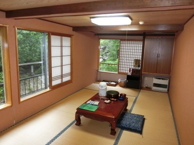 角部屋の客室_大平温泉 滝見屋