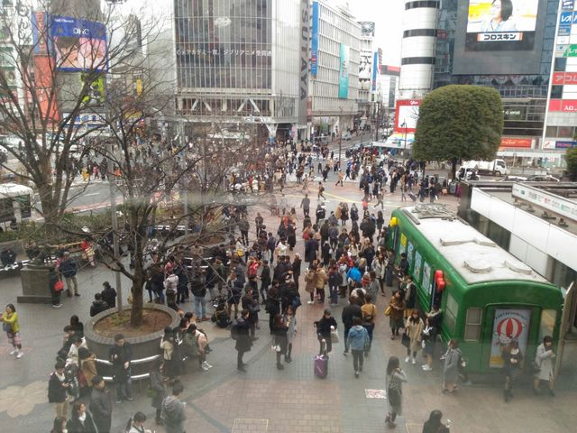 通路から駅前を眺める_JR渋谷駅