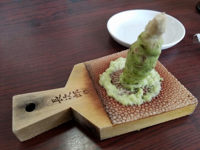 生わさびはサメ肌で先からおろします。_わさび園かどや
